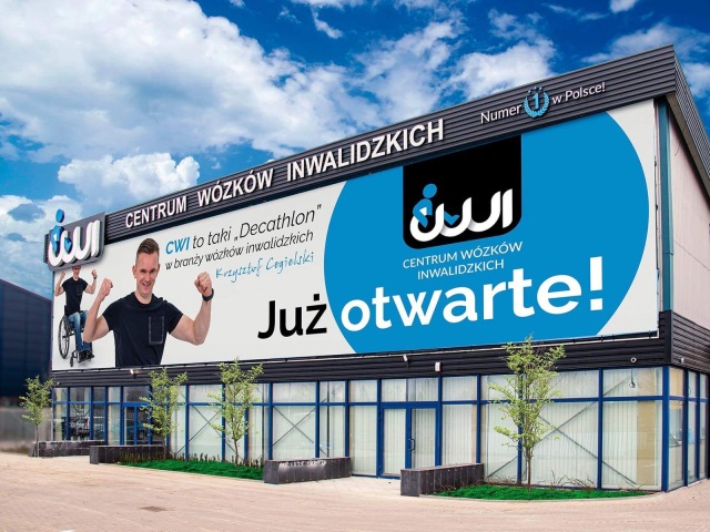budynek Centrum Wózków Inwalidzkich w Lublinie z billboardem informującym o otwartym Centrum