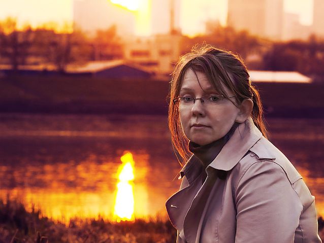 Ilona Berezowska pozuje do zdjęcia na tle zachodzącego słońca