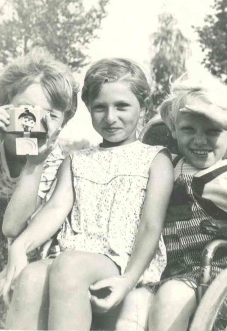 Marysia Stuczyńska z koleżanką Elą w Mielnicy_lata 80-te