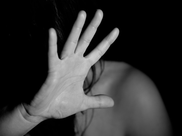 wewnętrzna otwarta dłoń kobiety w geście ochrony twarzy lub geście stop