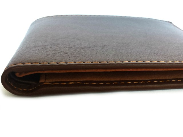płaski brązowy portfel