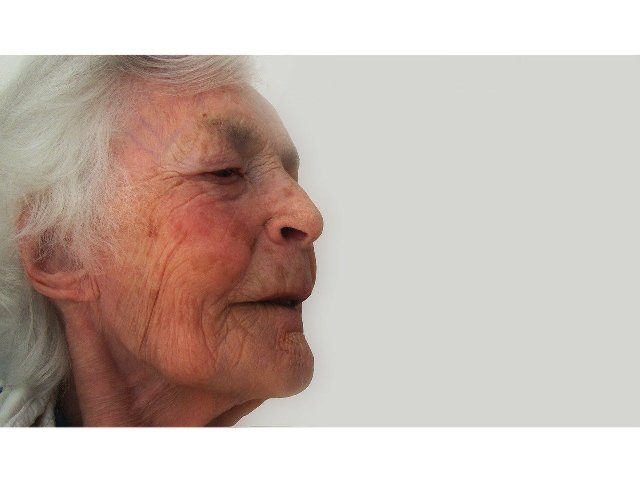 twarz z profilu starszej kobiety z siwymi włosami