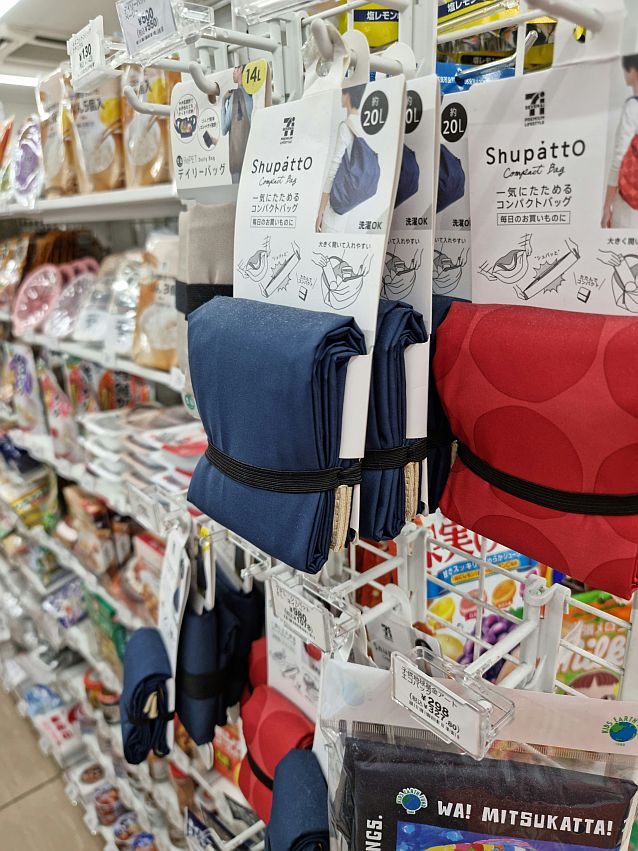 Półki w japońskim sklepie, na pierwszym planie torby na ramię w różnych rozmiarach