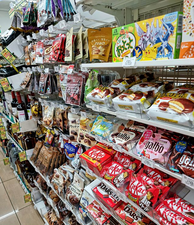 Półki japońskiego sklepu z różnymi słodyczami