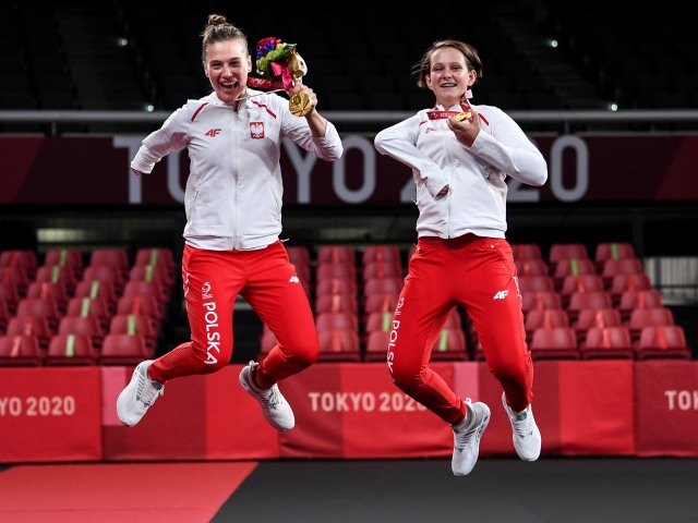 Natalia Partyka i Karolina Pęk uśmiechają się, skaczą ze złotymi medalami