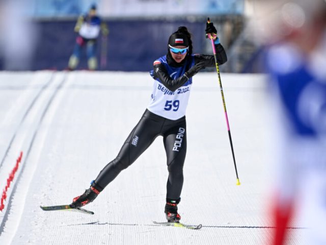 Iweta Faron biegnie na nartach w biathlonie