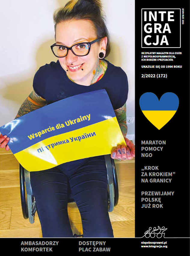 Okładka magazynu Integracja nr 2/2022. Na okładce Izabela Sopalska, młoda, uśmiechnięta kobieta trzyma w dłoniach tabliczkę z flagą Ukrainy z podpisem: wsparcie dla Ukrainy. Izabela jest na wózku.