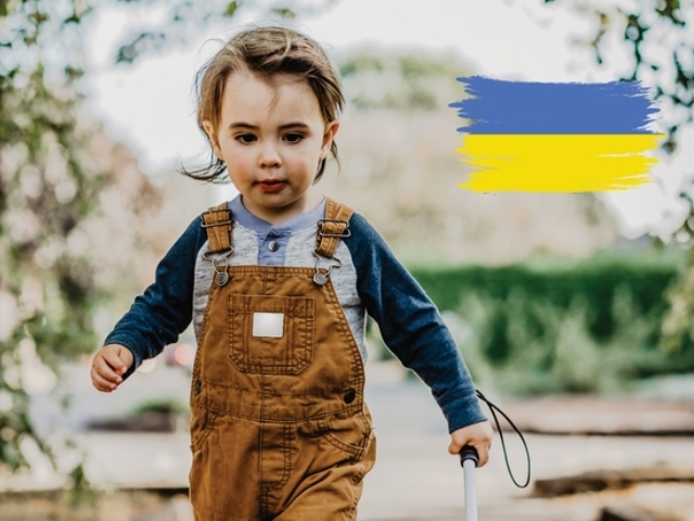 Niewidome dziecko z Ukrainy.