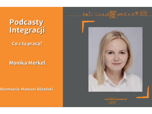 Grafika podcastu z Moniką Merkel, której zdjęcie jest po prawej stronie. Z lewej jest tytuł podcasy i nazwisko rozmówczyni i prowadzącego.