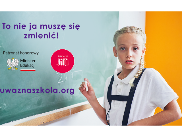 Szczupła dziewczynka o przerażonej twarzy stoi przy tablicy. Na grafice są loga fundacji JiM i Ministerstwa Edukacji Narodowej a pod nimi adres strony internetowej www.uwaznaszkola.org
