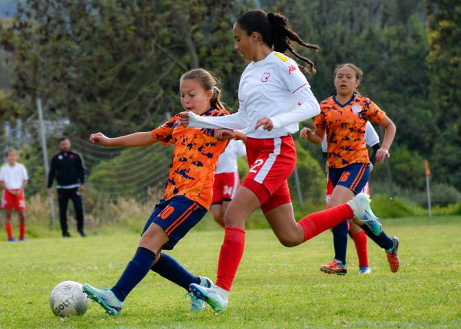 zdjęcie poglądowe. Grupa dziewczyn grających w piłkę nożną. 