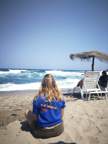dziewczyna siedzi nad brzegiem morza