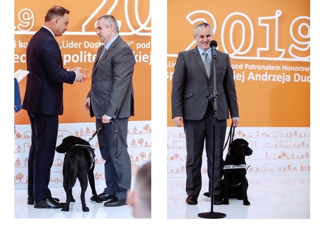 Dwa zdjęcia. Na lewym Prezydent Andrzej Duda wręcza Pawłowi Wdówikowi, stojącemu z psem przewodnikiem,  statuetkę. Na prawym: Paweł Wdówik mówi do mikrofonu