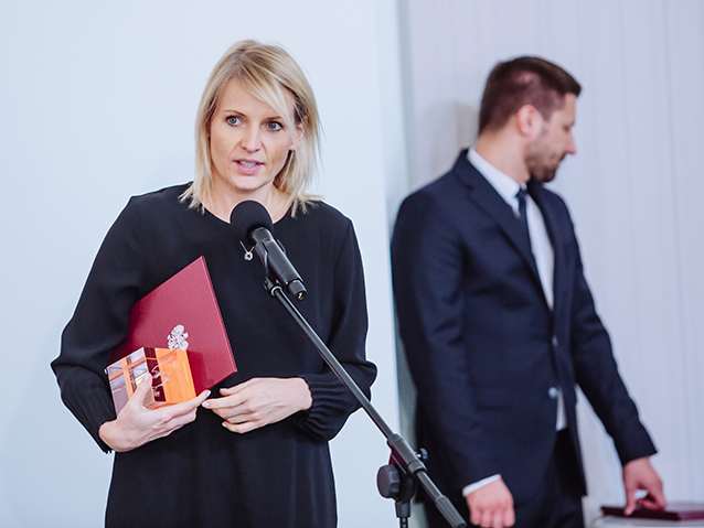 Powiększone zdjęcie: Dyrektor Krakowskiego Biura Festiwalowego Izabeli Helbin przemawia przez mikrofon