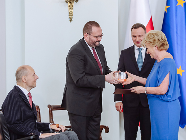 Dyrektor Centralnego Instytutu Ochrony Pracy – Danuta Koradecka odbiera nagrodę, obok niej stoją Prezydent Duda, dr Lorens i Piotr Pawłowski.