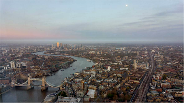 panorama Londynu z drugiej strony wieżowca, gdzie świecił pełny księżyc 