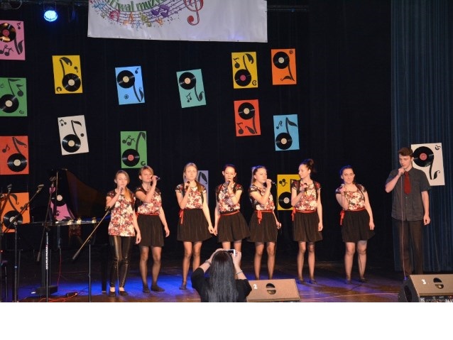 Kilka młodych dziewczyn z jednym chłopcem śpiewają ze sceny| Zespół wokalny Akcent 8 M z Zespołu Szkół Specjalnych nr 3 w Chorzowie.