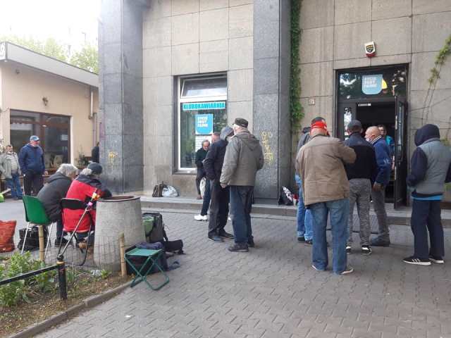 Osoby bezdomne czekają przed wejściem do kawiarni życie jest fajne