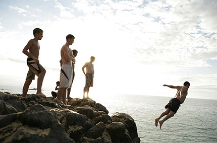 Chłopcy skaczący na główkę do wody