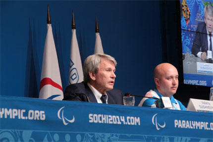 Walerij Suszkiewicz przemawia podczas konferencji prasowej