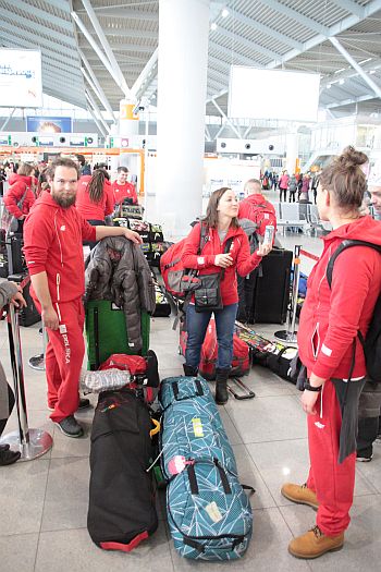 Paraolimpijczycy z bagażami na lotnisku przed odlotem do Soczi