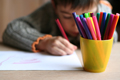 Chłopiec rysujący obrazek. Fot.: www.sxc.hu