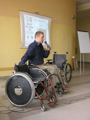 zdjęcie: Zasady poruszania się na wózku przedstawił Marek Pinczyn z Fundacji Aktywnej Rehabilitacji