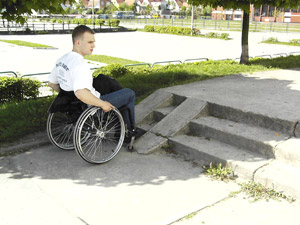 Zdjęcie: osoba na wózku przezd niedostosowanym podjazdem