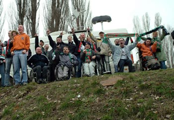 Niepełnosprawni kibice nie mogą się dostać na stadion