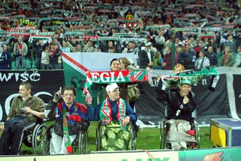 zdjęcie: niepełnosprawni fani Legii na meczu