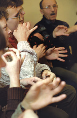zdjęcie: grupa osób niesłyszących rozmawia językiem migowym