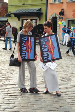 zdjęcie: osoby prezentujące plakaty dot. autyzmu