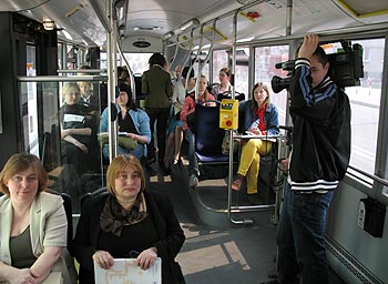 zdjęcie: uczestnicy konferencji w autobusie