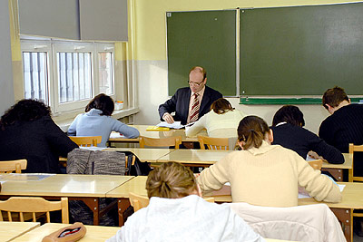 Na zdjęciu: Dzięki protezom Stanisław Krompiec może prowadzić zajęcia ze studentami