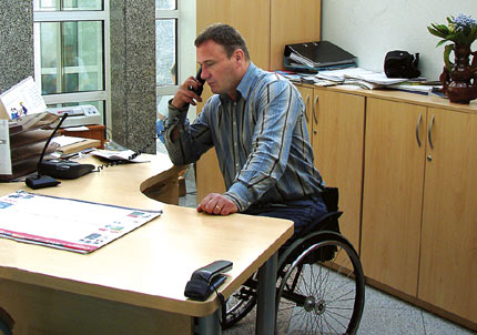 Na zdjęciu: niepełnosrawny pracownik biura. Fot. Piotr Stanisławski