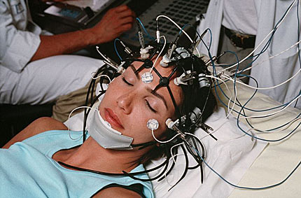 Na zdjęciu: badanie EEG. Fot. EastNews