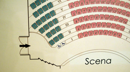 zdjęcie: układ widowni w teatrze za miejscami dla osób na wózkach 