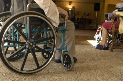 Niepełnosprawny pensjonariusz w domu opieki