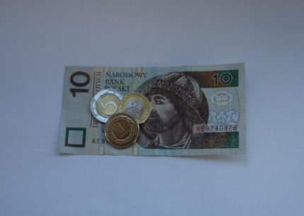 Banknot 10 zł i leżące na nim monety