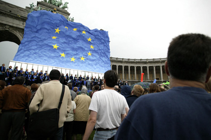 Tłum ludzi z flagą UE