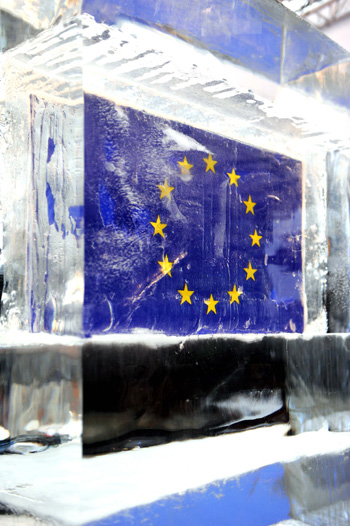 Bryła lodu z flagą UE