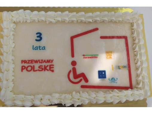 Tort na trzecie urodziny Koalicji Przewijamy Polskę z logami organizacji tworzących koalicję.